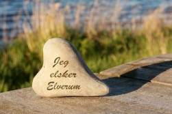 Stein med teksta "Jeg elsker Elverum"